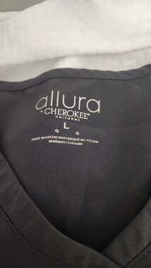 Allura‎ by Cherokee Uniforms Women's V-Neck Scrub Top with Zipper Pocket Size L